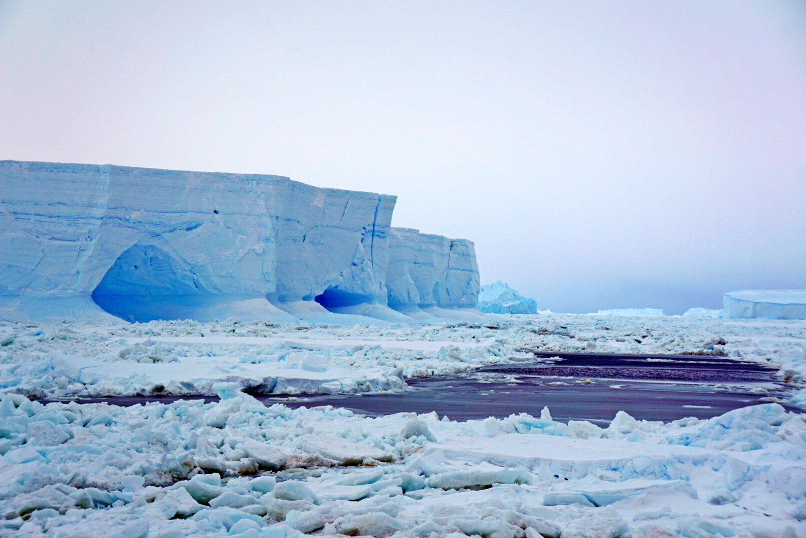 Айсберг в Южном океане, вблизи станции Новолазаревская